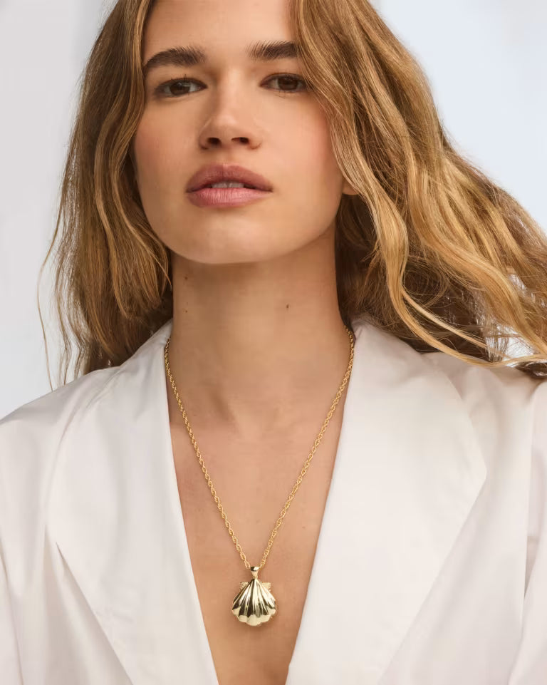 Lucia Shell Gold Short Pendant Necklace in Iridescent Abalone