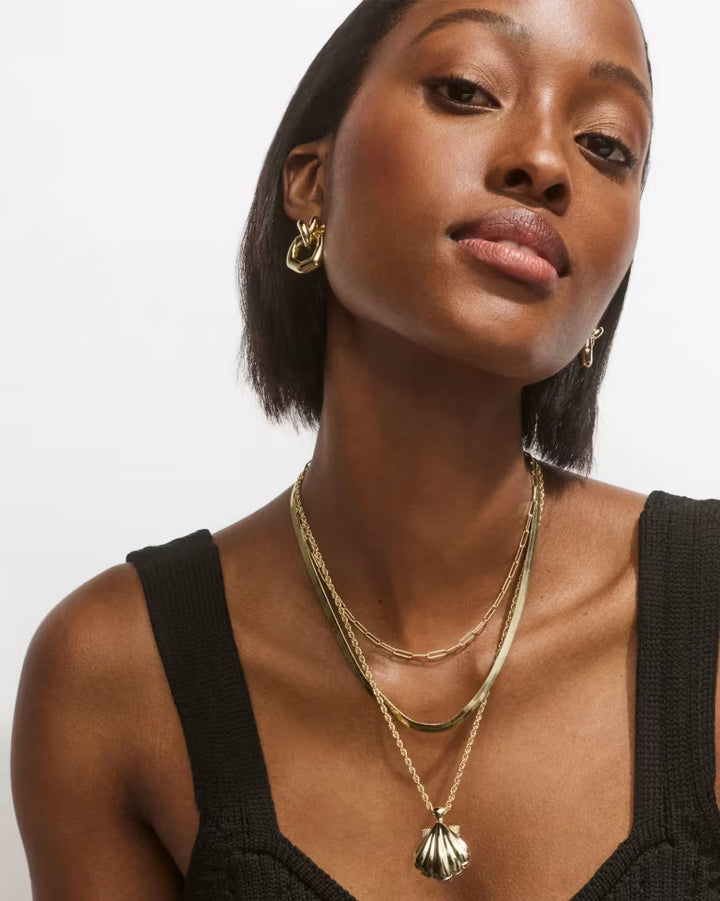 Lucia Shell Gold Short Pendant Necklace in  Light Mauve Illusion