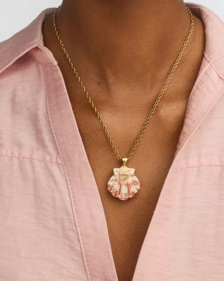 Lucia Shell Pendant Necklace in  Gold Vintage Scallop