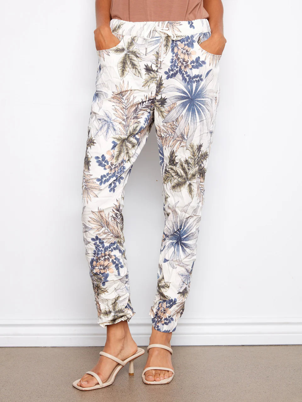 Printed Crinkle Jogger Pants in Hawaii Print